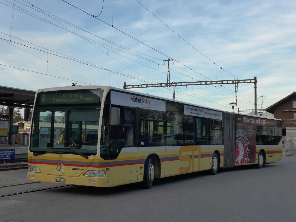 (155'891) - STI Thun - Nr. 108/BE 700'108 - Mercedes am 19. Oktober 2014 beim Bahnhof Wimmis