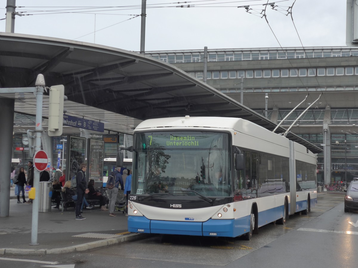 (156'008) - VBL Luzern - Nr. 226 - Hess/Hess Gelenktrolleybus am 25. Oktober 2014 beim Bahnhof Luzern