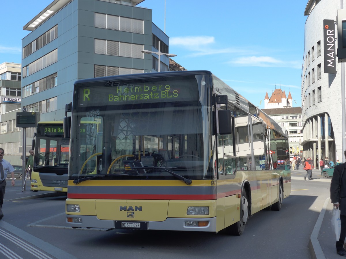 (156'412) - STI Thun - Nr. 97/BE 577'097 - MAN am 1. November 2014 beim Bahnhof Thun