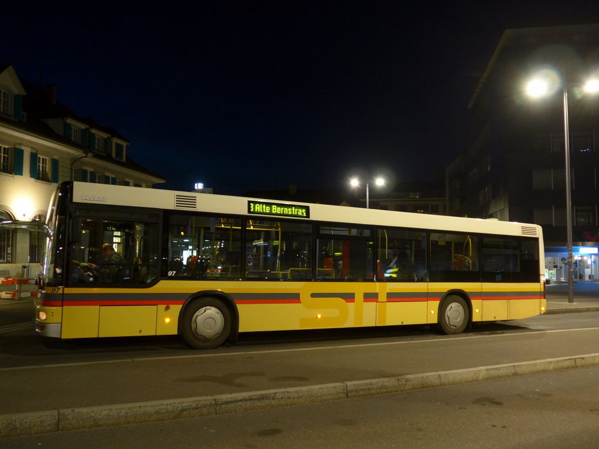 (156'478) - STI Thun - Nr. 97/BE 577'097 - MAN am 8. November 2014 beim Bahnhof Thun