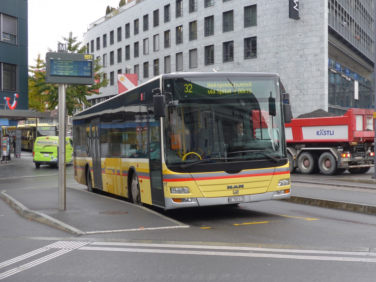 (156'493) - STI Thun - Nr. 117/BE 700'117 - MAN am 10. November 2014 beim Bahnhof Thun