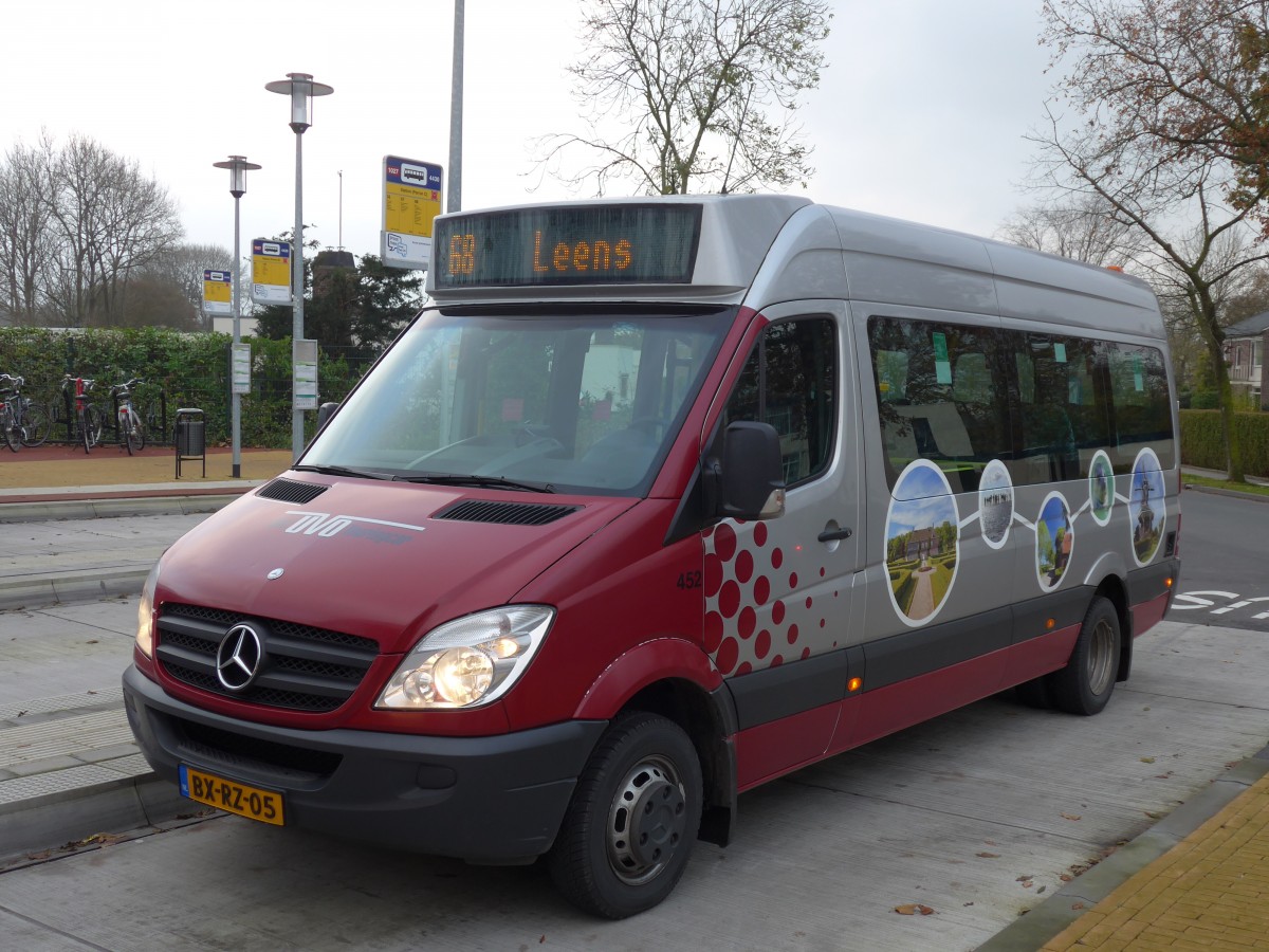 (156'735) - UVO, Uithuizermeeden - Nr. 452/BX-RZ-05 - Mercedes am 18. November 2014 beim Bahnhof Winsum