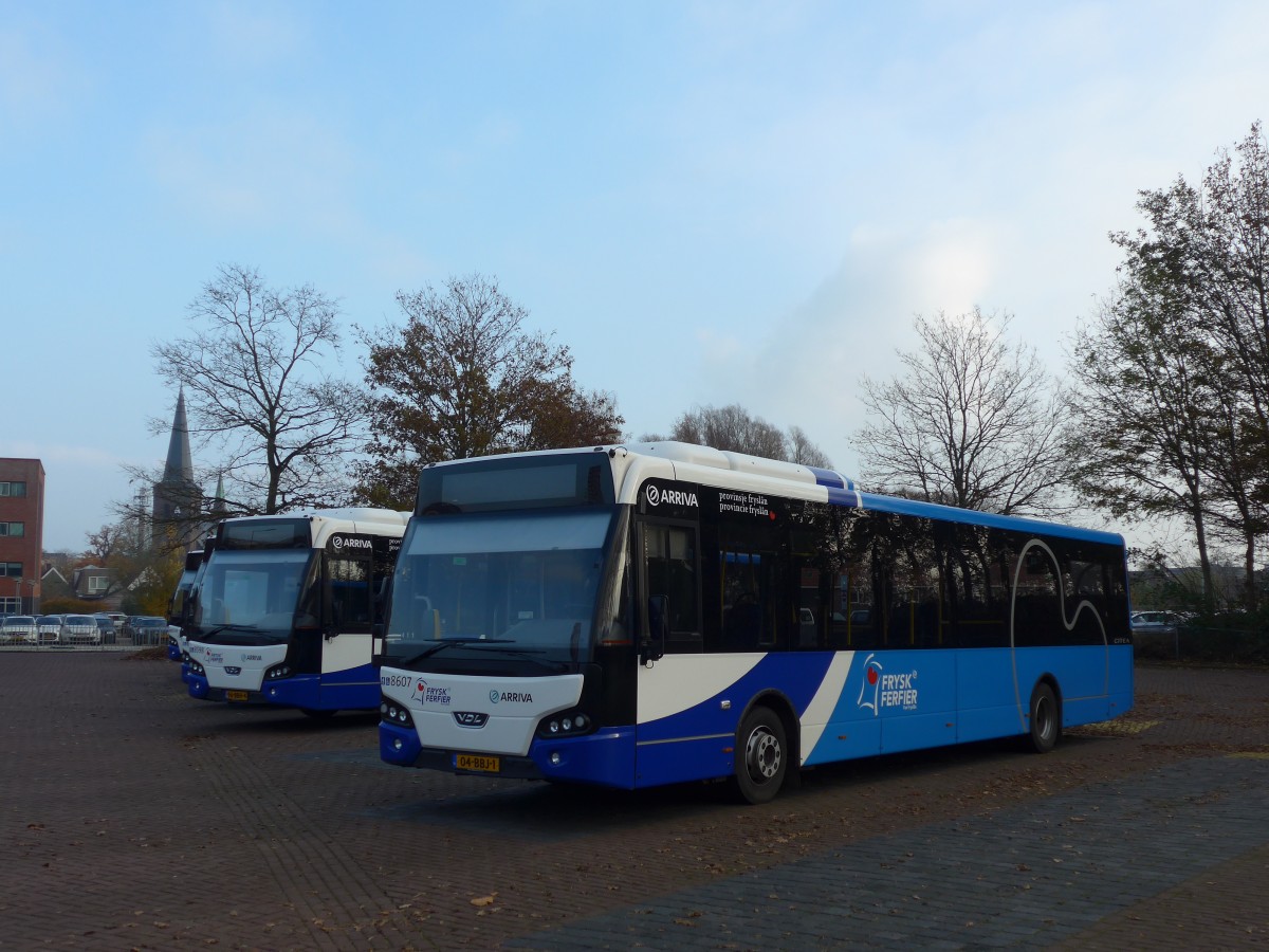 (156'980) - ARRIVA - Nr. 8607/04-BBJ-1 - VDL am 20. November 2014 beim Bahnhof Hoogeveen