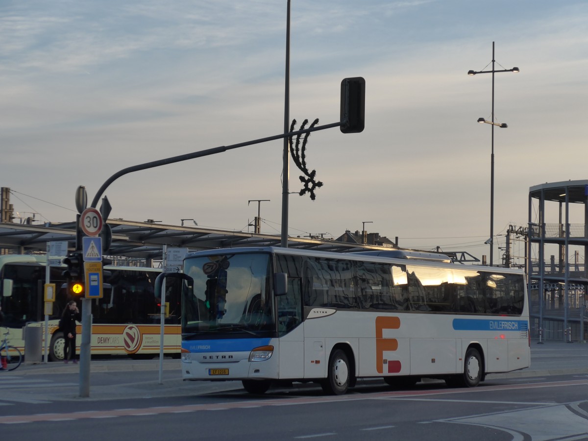 (157'408) - Frisch, Bettembourg - EF 1216 - Setra am 22. November 2014 beim Bahnhof Luxembourg