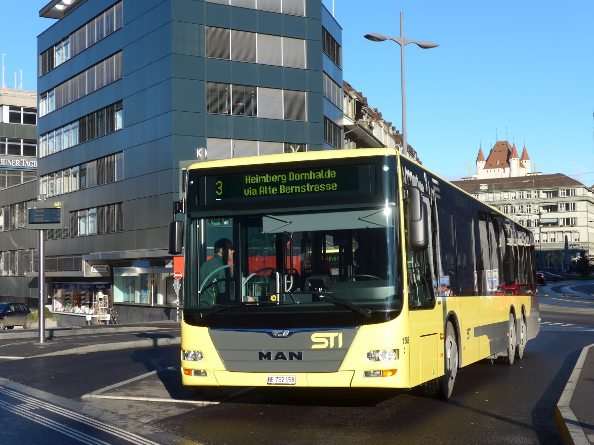 (157'831) - STI Thun - Nr. 158/BE 752'158 - MAN am 20. Dezember 2014 beim Bahnhof Thun