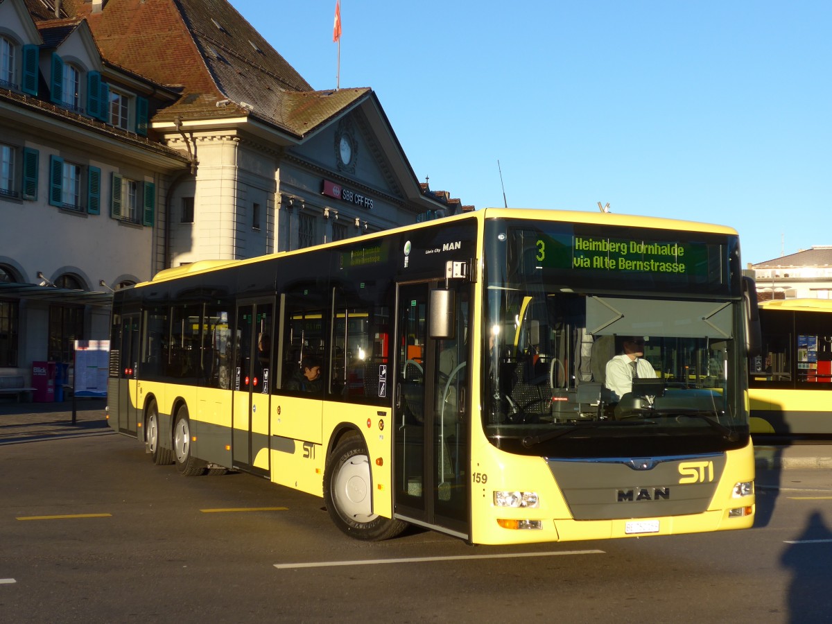 (157'886) - STI Thun - Nr. 159/BE 752'159 - MAN am 23. Dezember 2014 beim Bahnhof Thun