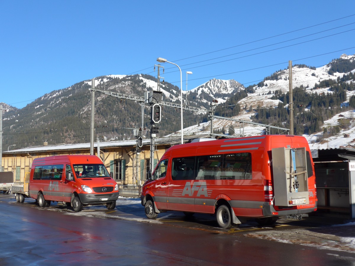 (158'228) - AFA Adelboden - Nr. 52/BE 611'129 + Nr. 53/BE 210'631 - Mercedes am 5. Januar 2015 beim Bahnhof Zweisimmen