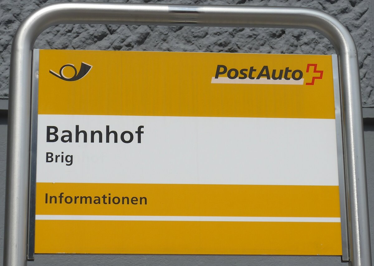 (159'680) - PostAuto-Haltestellenschild - Brig, Bahnhof - am 5. April 2015