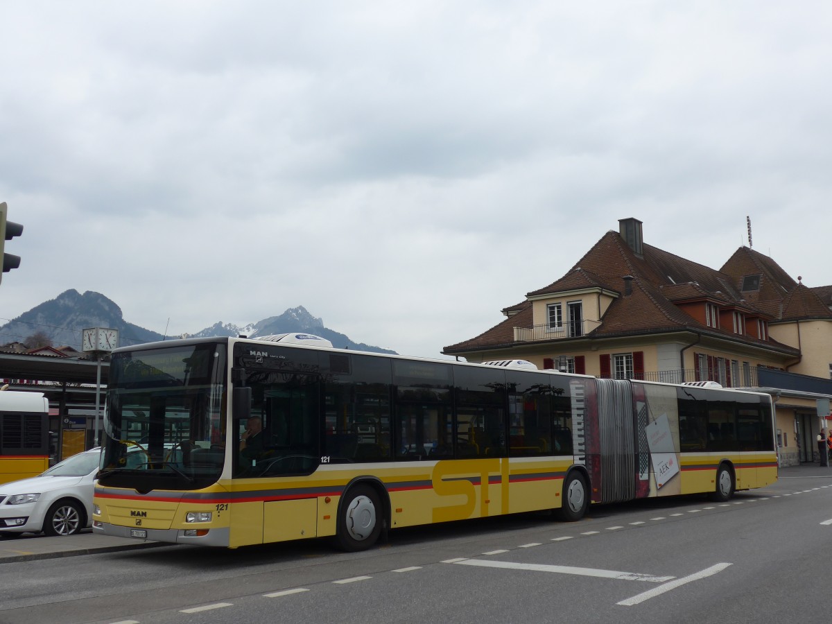 (160'012) - STI Thun - Nr. 121/BE 700'121 - MAN am 25. April 2015 beim Bahnhof Spiez