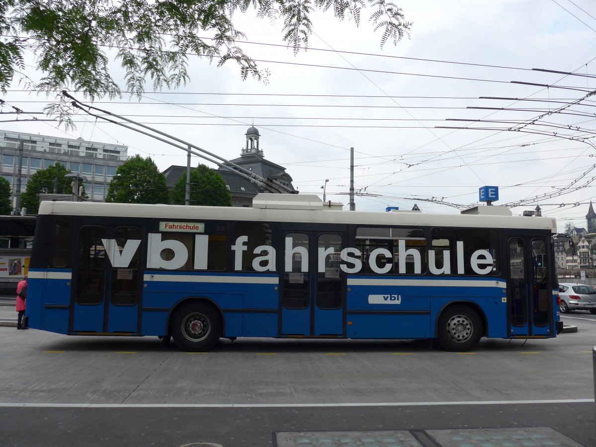 (160'596) - VBL Luzern - Nr. 252 - NAW/R&J-Hess Trolleybus am 22. Mai 2015 beim Bahnhof Luzern