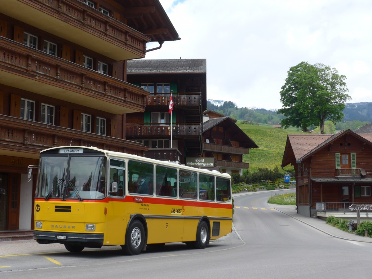 (161'019) - AVG Meiringen - Nr. 74/BE 607'481 - Saurer/R&J (ex PostAuto Berner Oberland; ex P 24'357) am 25. Mai 2015 in Grindelwald, Kirche