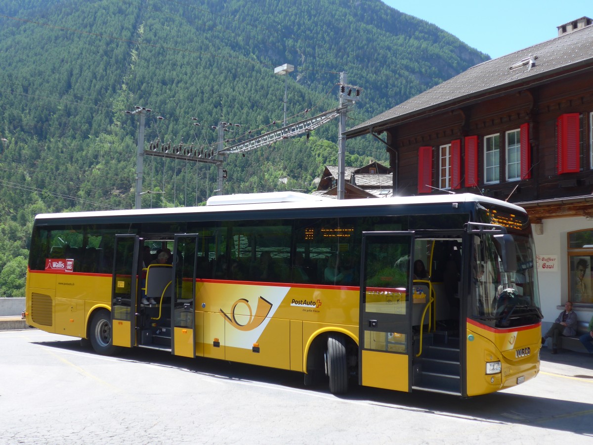 (161'117) - PostAuto Wallis - VS 424'839 - Iveco am 27. Mai 2015 beim Bahnhof Stalden-Saas