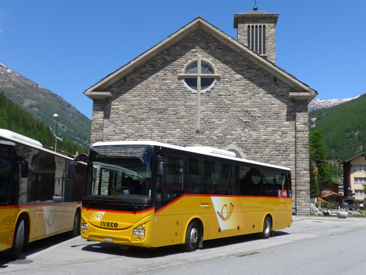 (161'127) - PostAuto Wallis - VS 424'839 - Iveco am 27. Mai 2015 in Saas-Grund, Post