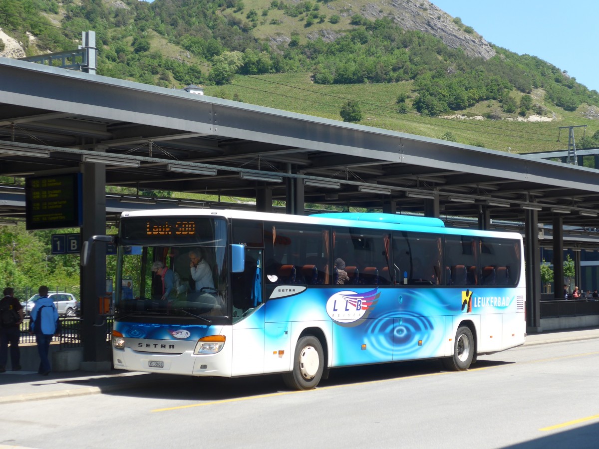 (161'149) - LLB Susten - Nr. 3/VS 38'003 - Setra am 27. Mai 2015 beim Bahnhof Leuk