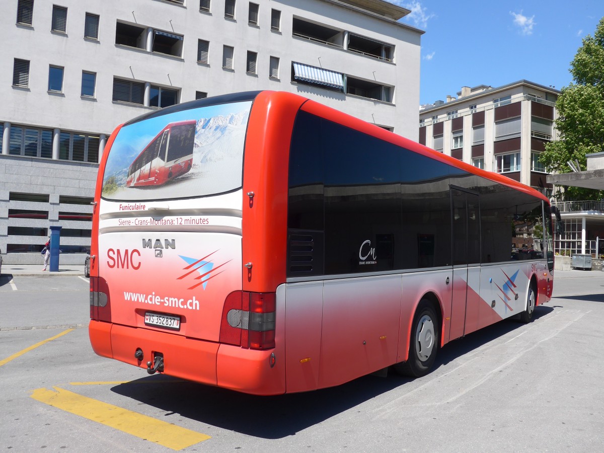 (161'154) - SMC Montana - Nr. 37/VS 352'837 - MAN am 27. Mai 2015 beim Bahnhof Sierre