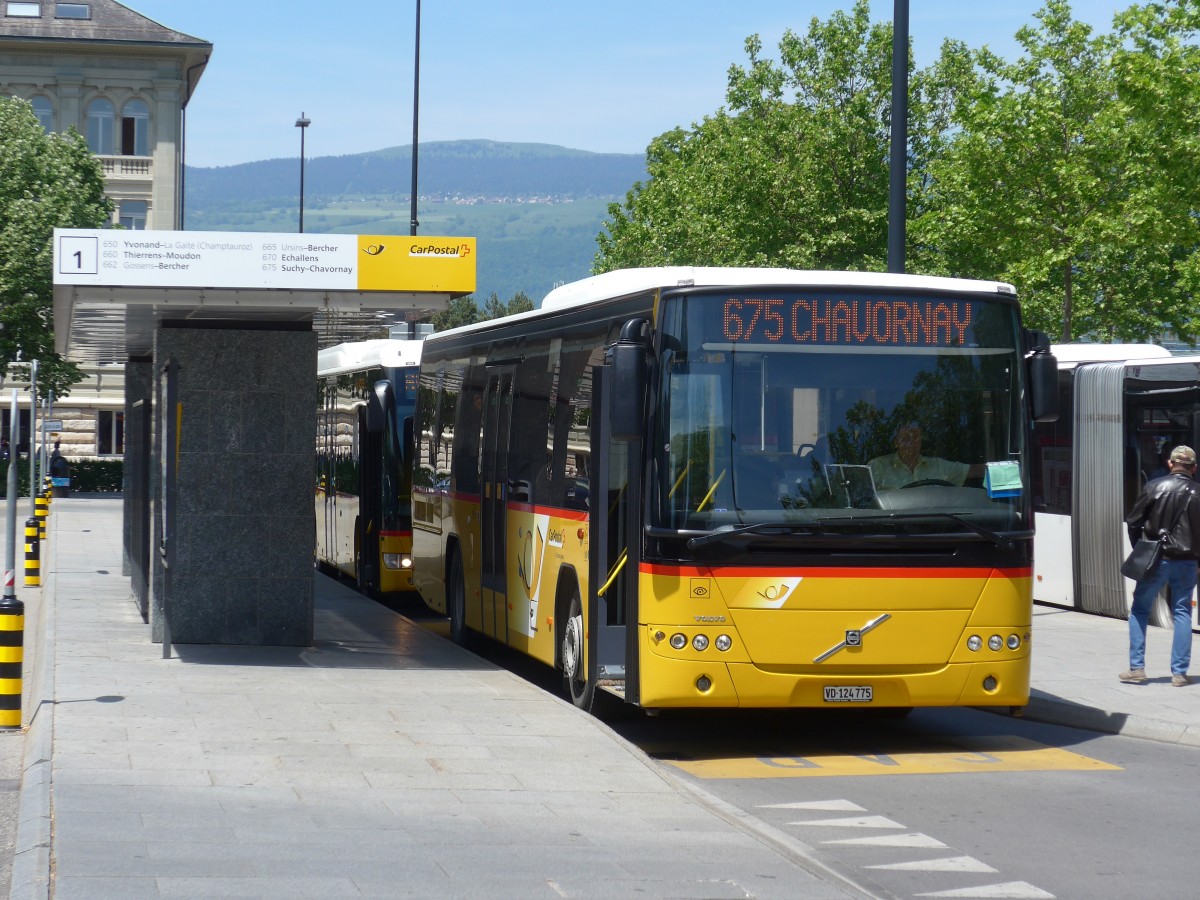 (161'308) - CarPostal Ouest - VD 124'775 - Volvo am 28. Mai 2015 beim Bahnhof Yverdon