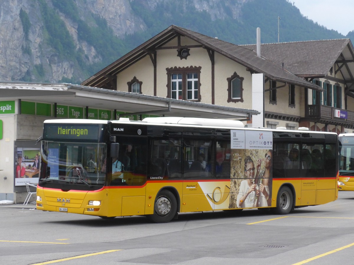 (162'005) - Dillier, Sarnen - Nr. 1/OW 10'200 - MAN am 8. Juni 2015 beim Bahnhof Meiringen