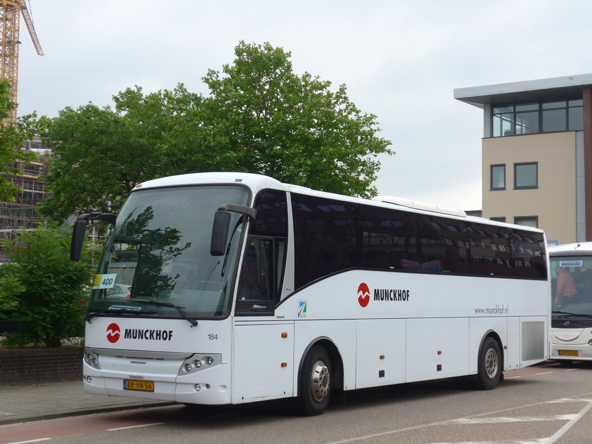 (162'686) - Munckhof, Hurst-Nijmegen - Nr. 184/BR-VN-56 - Volvo/Berkhof am 27. Juni 2015 beim Bahnhof Heerlen