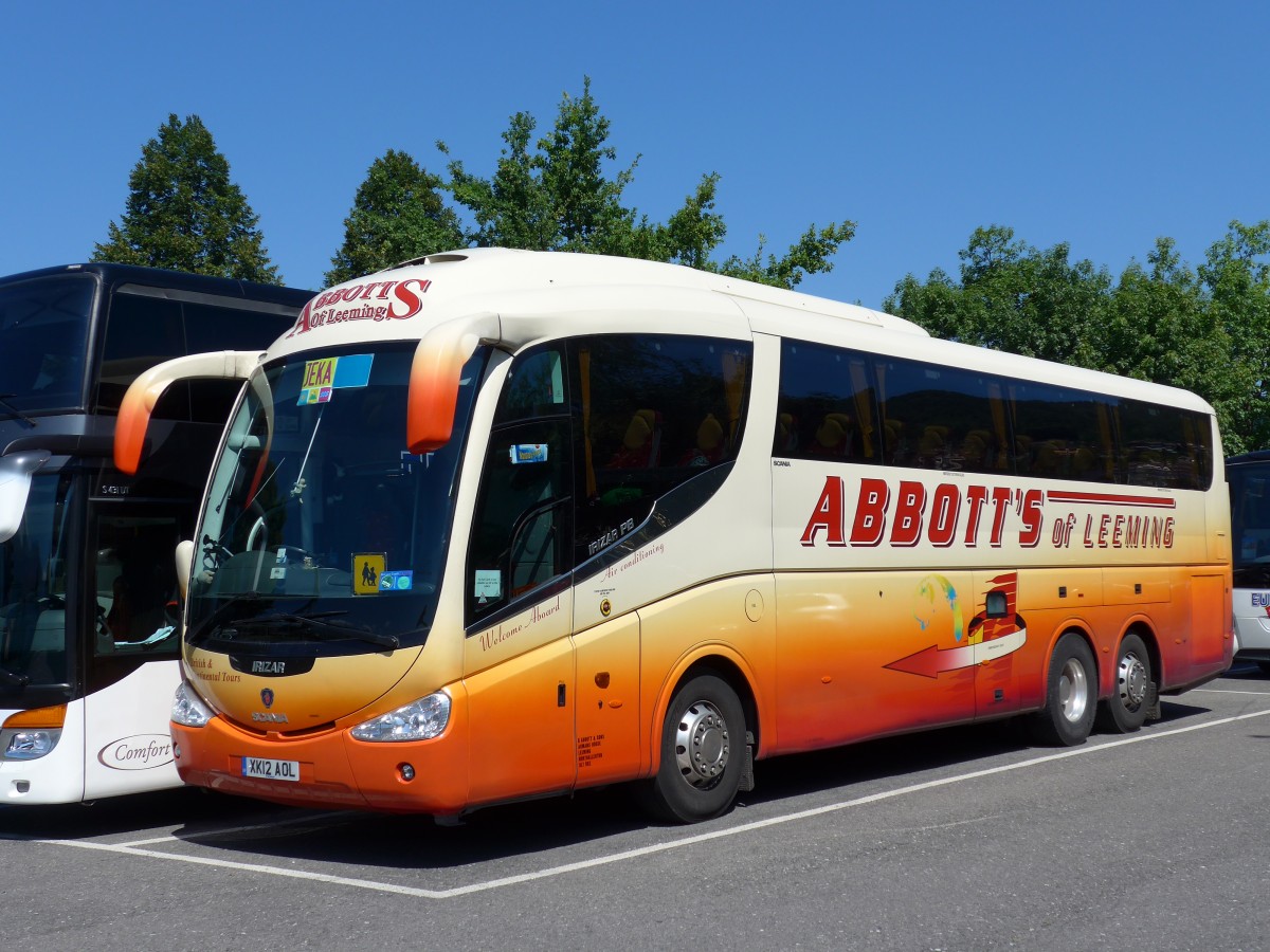 (163'714) - Aus England: Abbott's, Leeming - XK12 AOL - Scania/Irizar am 21. August 2015 in Thun, Seestrasse