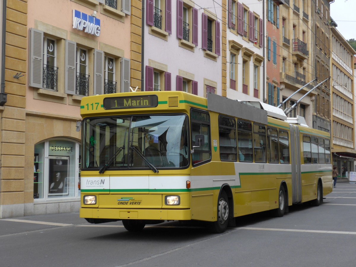 (164'810) - transN, La Chaux-de-Fonds - Nr. 117 - NAW/Hess Gelenktrolleybus (ex TN Neuchtel Nr. 117) am 15. September 2015 in Neuchtel, Place Pury