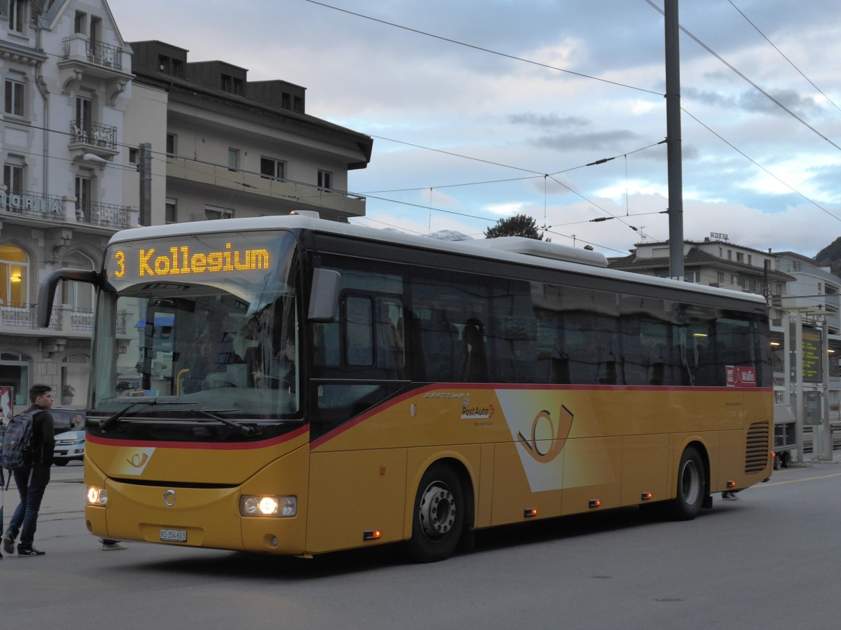 (165'522) - PostAuto Wallis - VS 354'603 - Irisbus am 23. September 2015 beim Bahnhof Brig