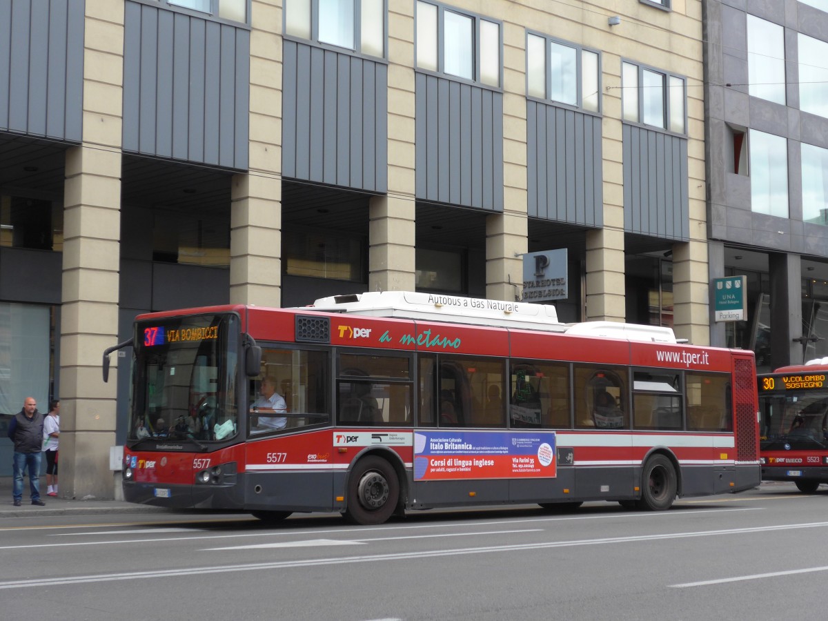 (165'525) - TPER Bologna - Nr. 5577 - BredaMenarinibus am 23. September 2015 beim Bahnhof Bologna Centrale