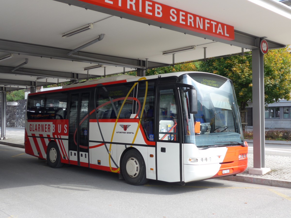 (166'155) - AS Engi - Nr. 10/GL 7710 - Neoplan am 10. Oktober 2015 beim Bahnhof Schwanden