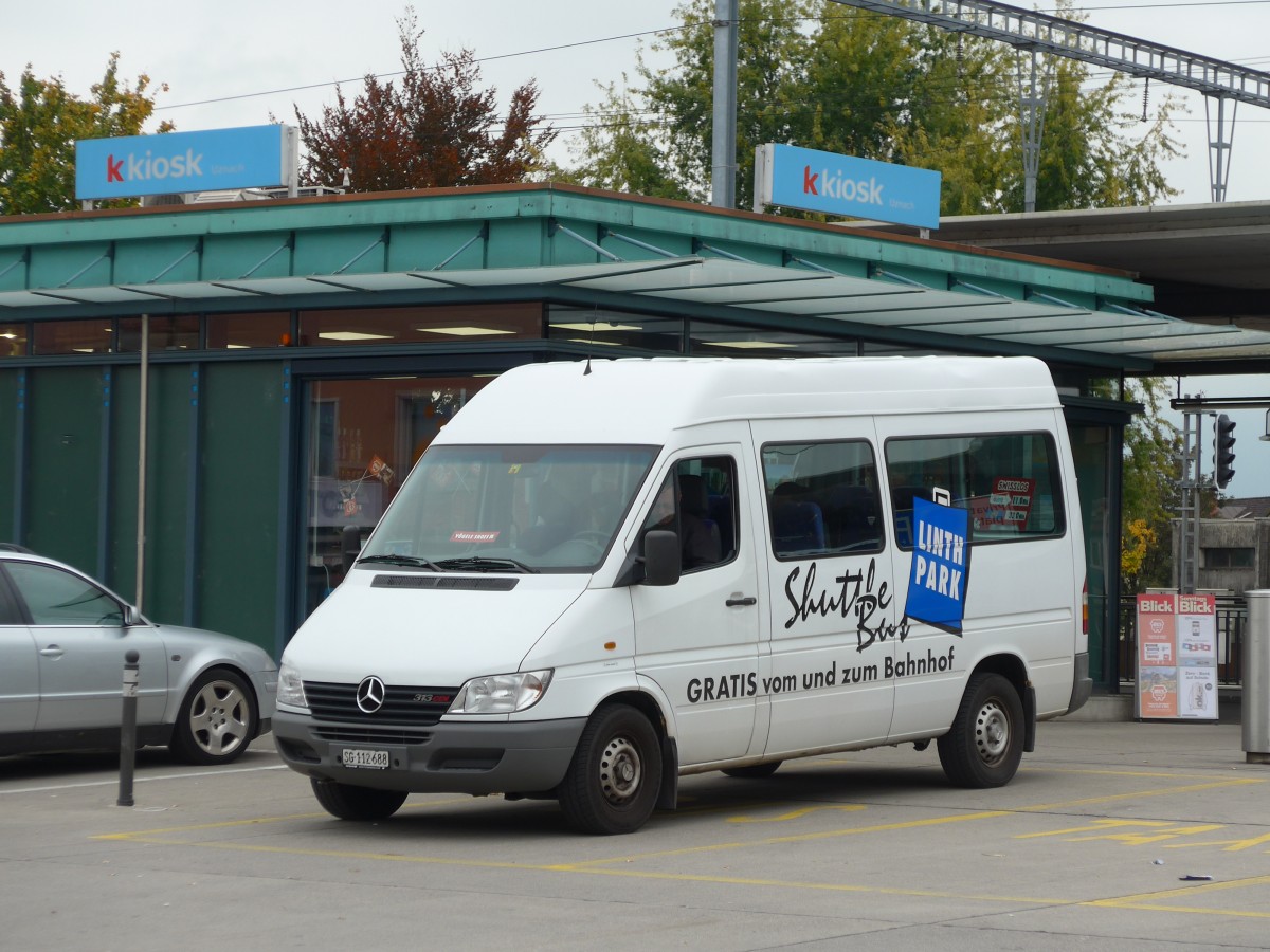 (166'166) - Vgele, Uznach - SG 112'688 - Mercedes am 10. Oktober 2015 beim Bahnhof Uznach