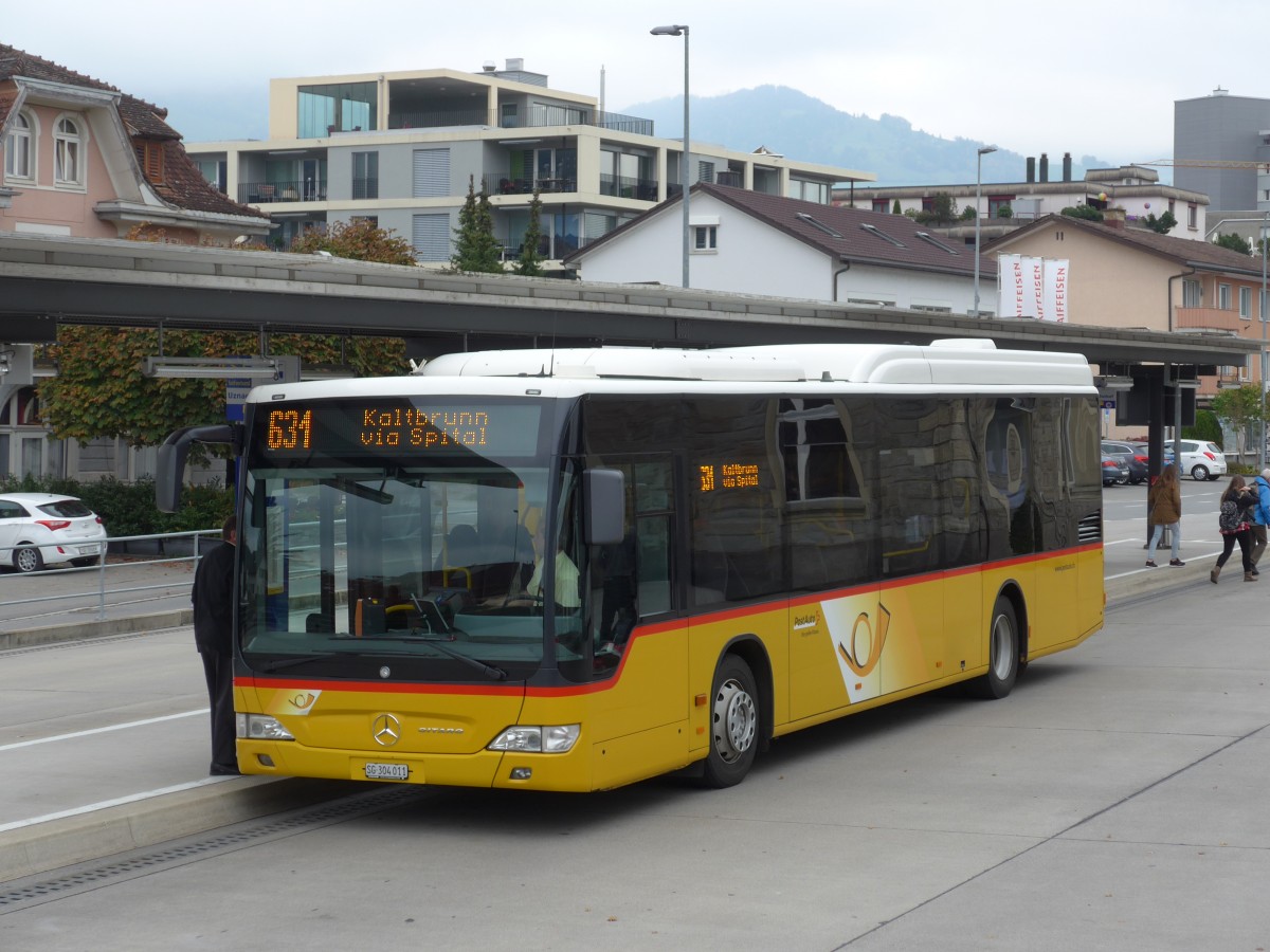(166'183) - PostAuto Ostschweiz - SG 304'011 - Mercedes am 10. Oktober 2015 beim Bahnhof Uznach
