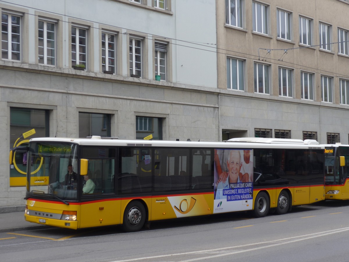 (166'396) - AVA Aarberg - Nr. 2/BE 85'802 - Setra am 24. Oktober 2015 in Biel, Bahnhofplatz