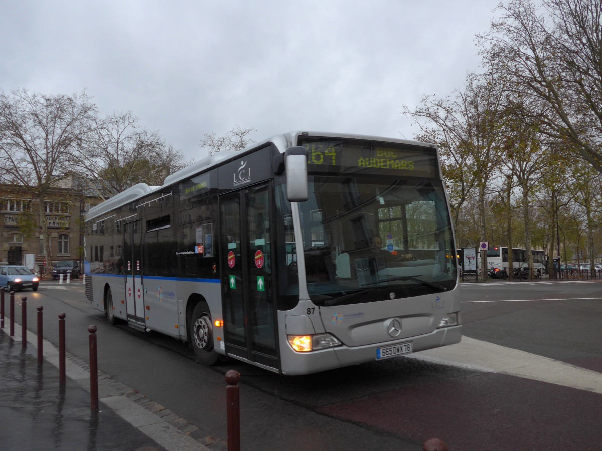 (167'221) - LCJ, Magny-les-Hameaux - Nr. 87/665 DWX 78 - Mercedes am 17. November 2015 in Versailles, Chteau