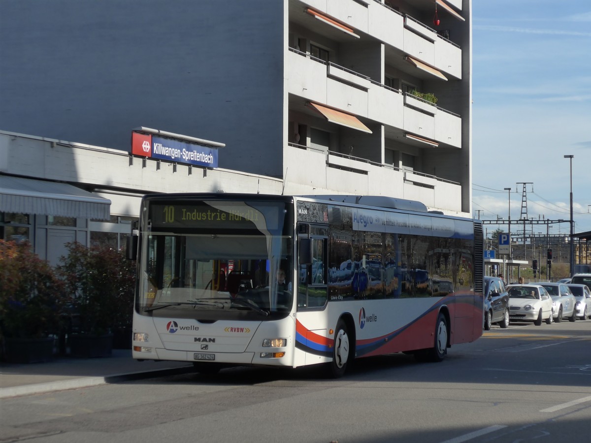 (167'418) - RVBW Wettingen - Nr. 82/AG 362'424 - MAN am 19. November 2015 beim Bahnhof Killwangen-Spreitenbach