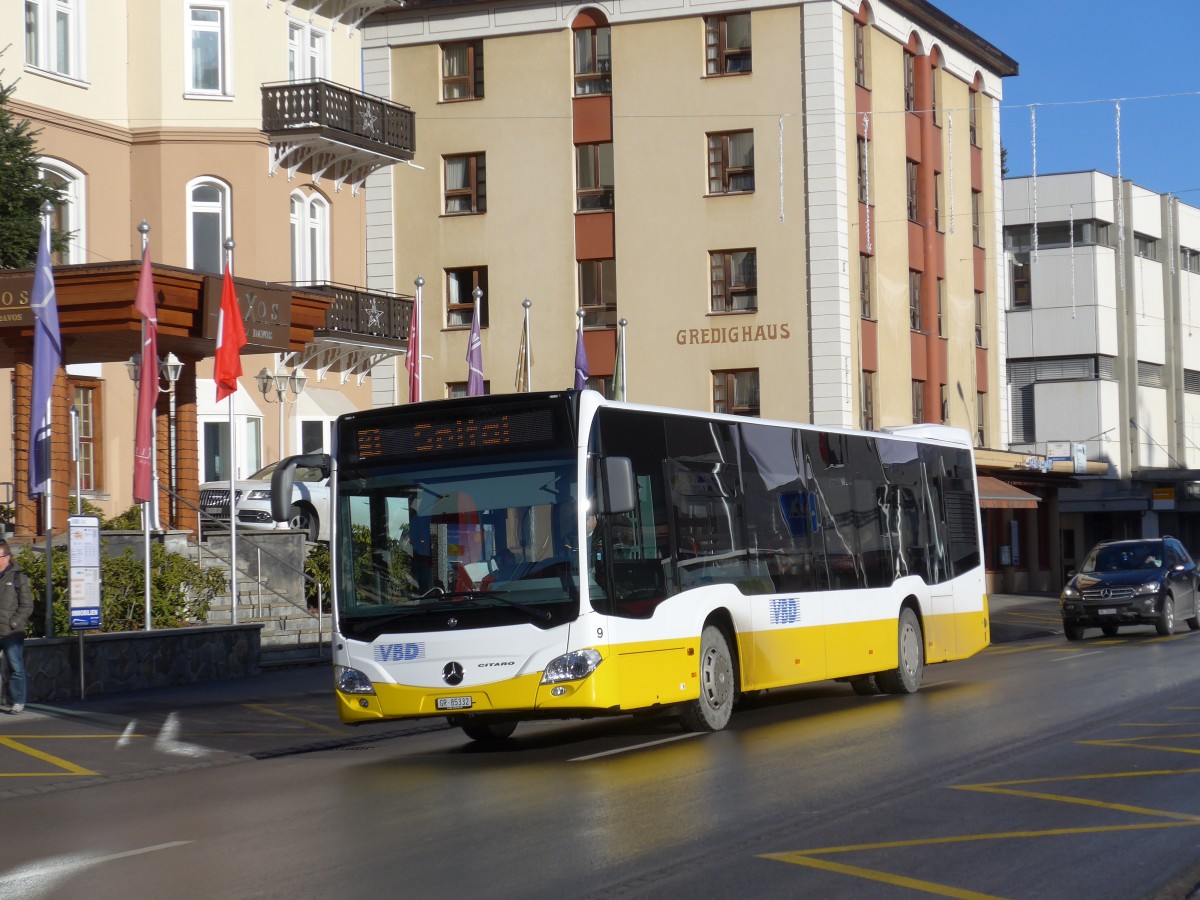 (167'791) - VBD Davos - Nr. 9/GR 85'332 - Mercedes am 19. Dezember 2015 beim Bahnhof Davos Dorf