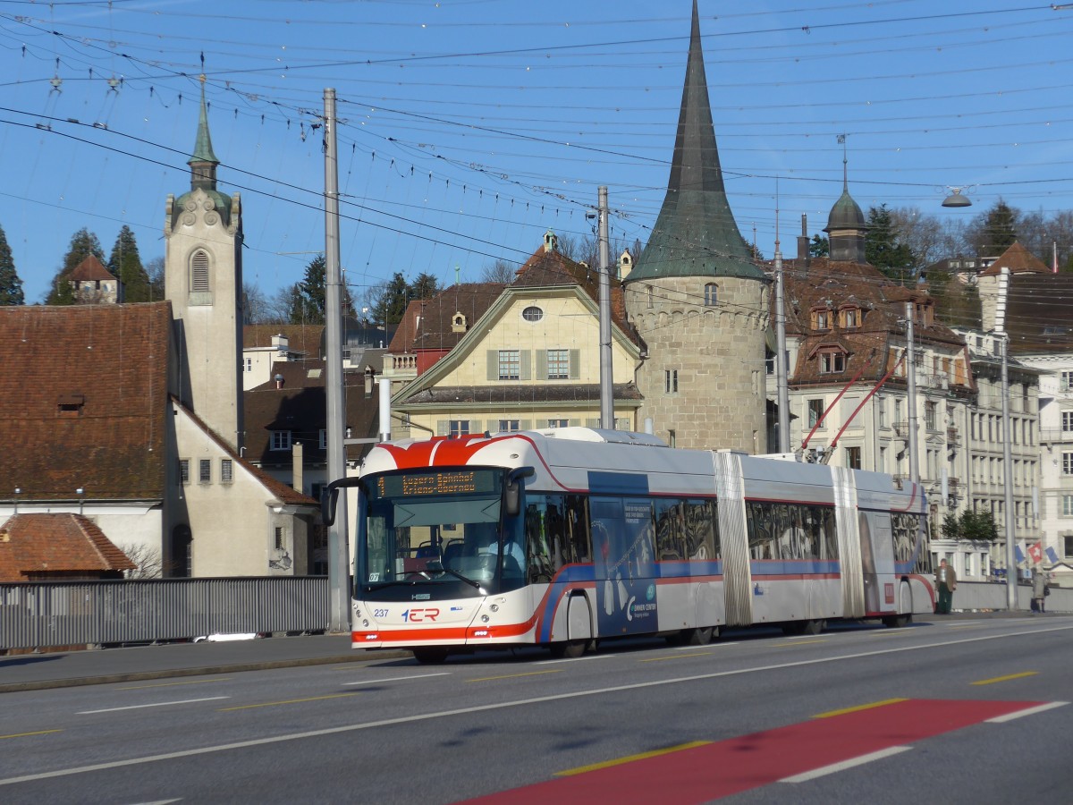 (167'917) - VBL Luzern - Nr. 237 - Hess/Hess Doppelgelenktrolleybus am 25. Dezember 2015 in Luzern, Bahnhofbrcke