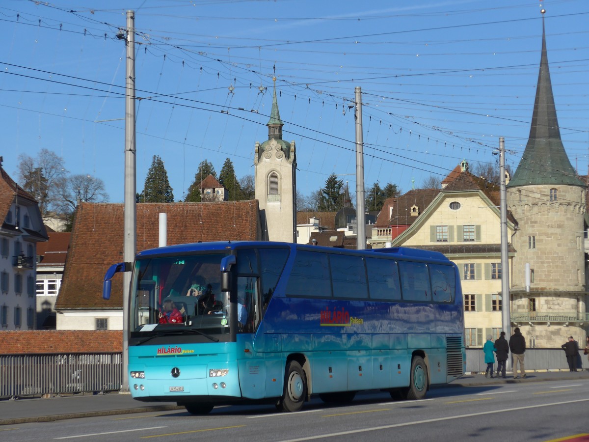 (167'920) - Hilrio, Schtz - LU 254'803 - Mercedes (ex Zerzuben, Visp-Eyholz) am 25. Dezember 2015 in Luzern, Bahnhofbrcke