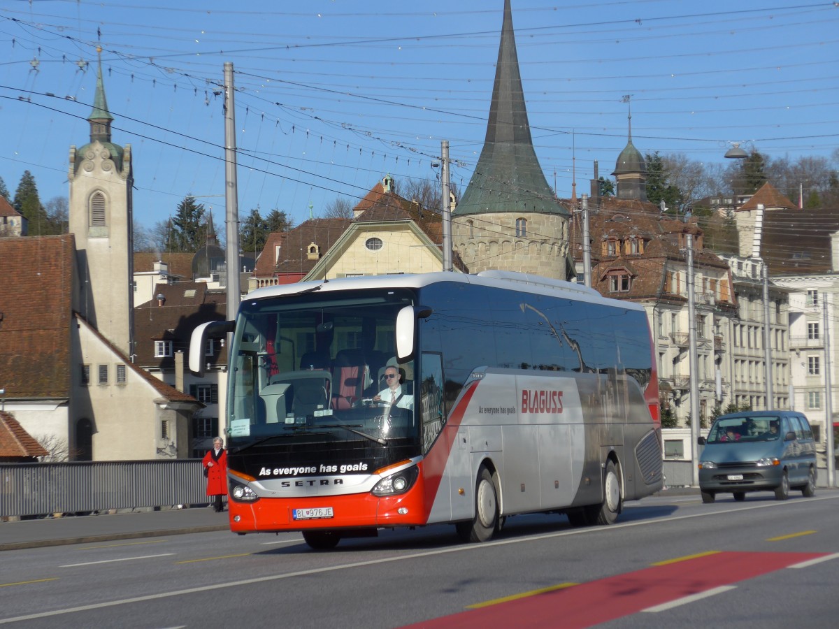 (167'924) - Aus der Slowakei: Blaguss, Bratislava - BL-976JE - Setra am 25. Dezember 2015 in Luzern, Bahnhofbrcke