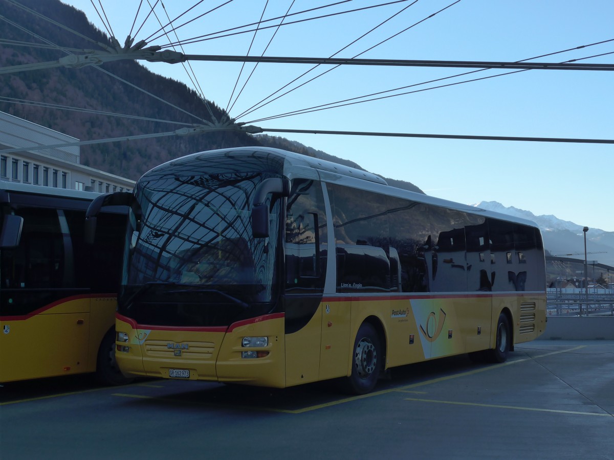 (168'027) - PostAuto Graubnden - GR 162'973 - MAN am 26. Dezember 2015 in Chur, Postautostation