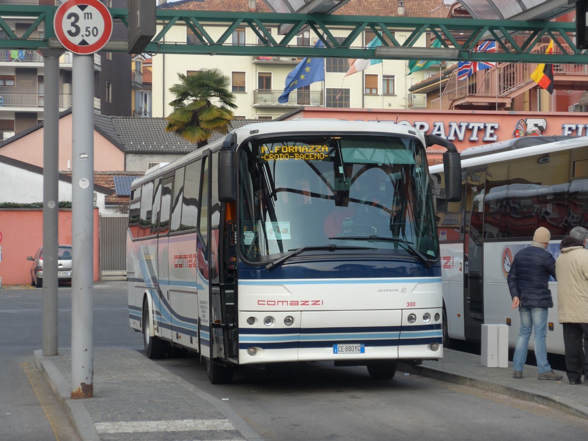 (168'601) - Comazzi, Bergomanero - Nr. 300/CE-880 YC - Bova am 6. Februar 2016 beim Bahnhof Domodossola