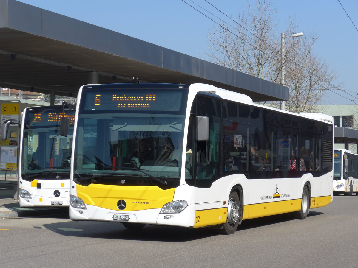 (169'303) - VBSH Schaffhausen - Nr. 32/SH 38'032 - Mercedes am 19. Mrz 2016 beim Bahnhof Schaffhausen