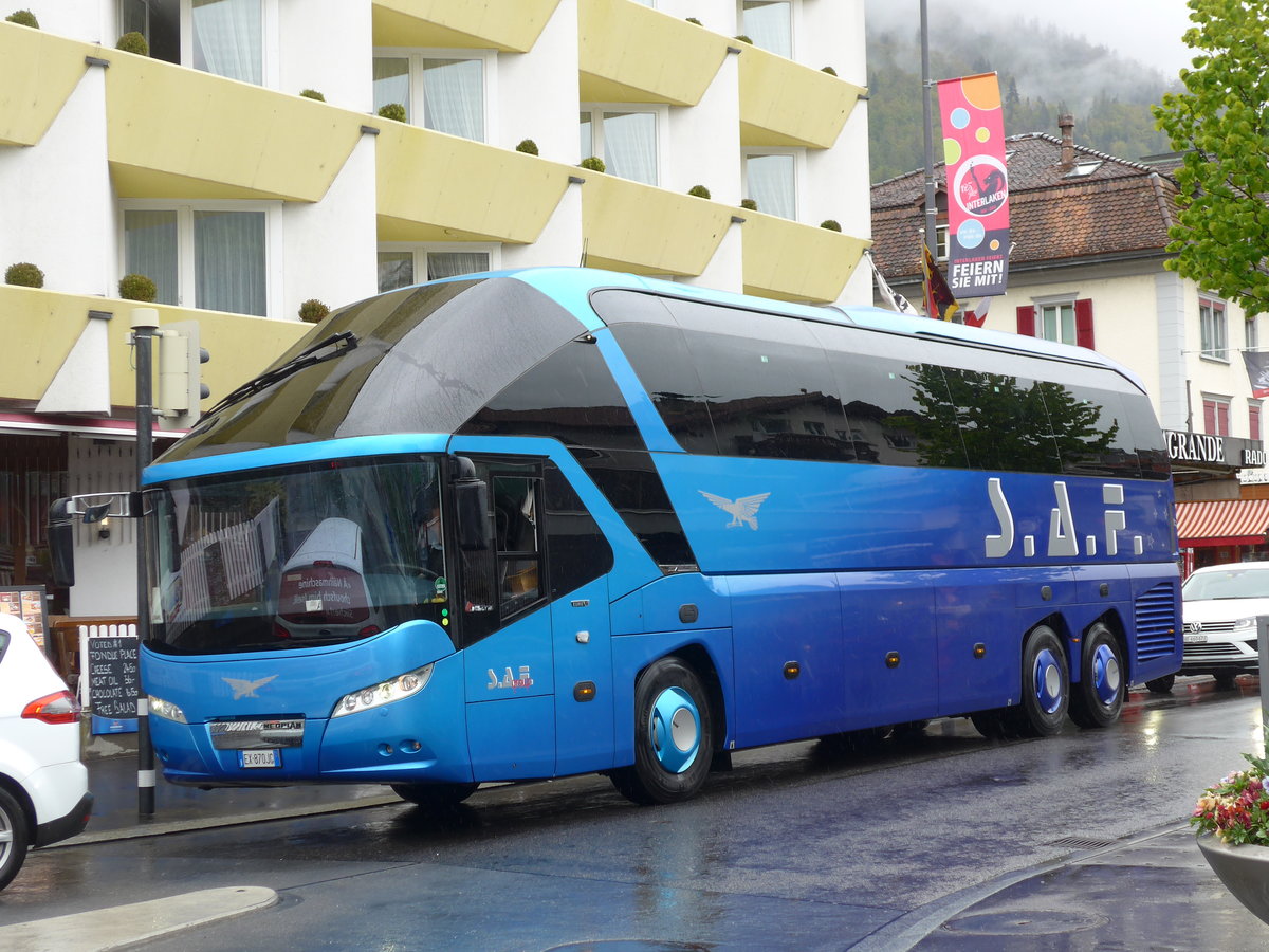 (170'327) - Aus Italien: S.A.F., Cressa Arona - EX-870 JG - Neoplan am 1. Mai 2016 in Interlaken, Bahnhofstrasse