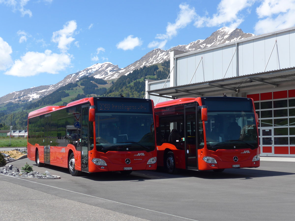 (170'452) - AFA Adelboden - Nr. 97/BE 823'927 + Nr. 96/BE 823'926 - Mercedes am 10. Mai 2016 in Frutigen, Garage