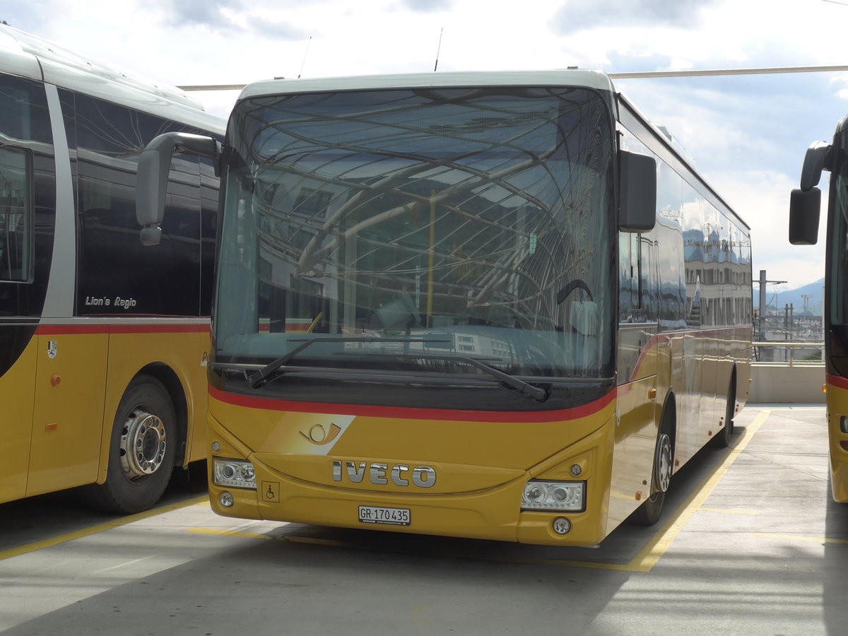 (170'950) - PostAuto Graubnden - GR 170'435 - Iveco am 16. Mai 2016 in Chur, Postautostation