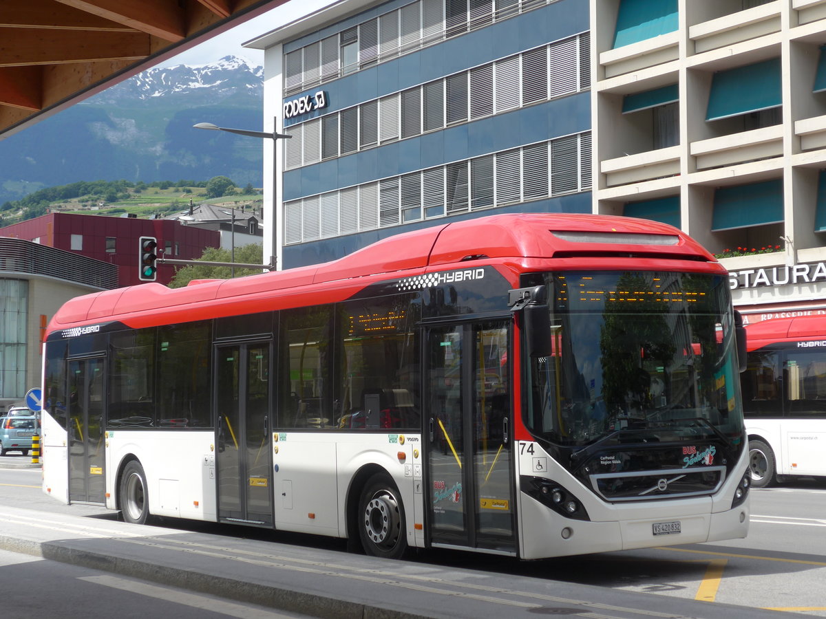 (172'536) - PostAuto Wallis - Nr. 74/VS 420'832 - Volvo am 26. Juni 2016 beim Bahnhof Sion