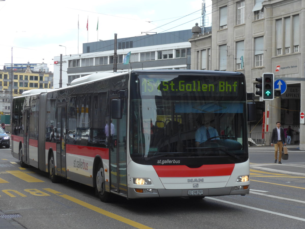 (172'615) - St. Gallerbus, St. Gallen - Nr. 297/SG 198'297 - MAN am 27. Juni 2016 beim Bahnhof St. Gallen (prov. Haltestelle)