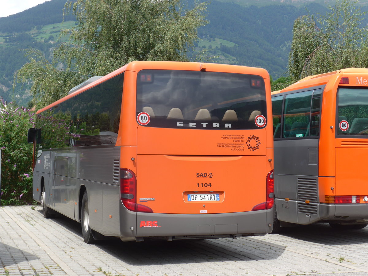 (173'309) - SAD Bozen - Nr. 1104/DP-541 RY - Setra am 24. Juli 2016 beim Bahnhof Mals