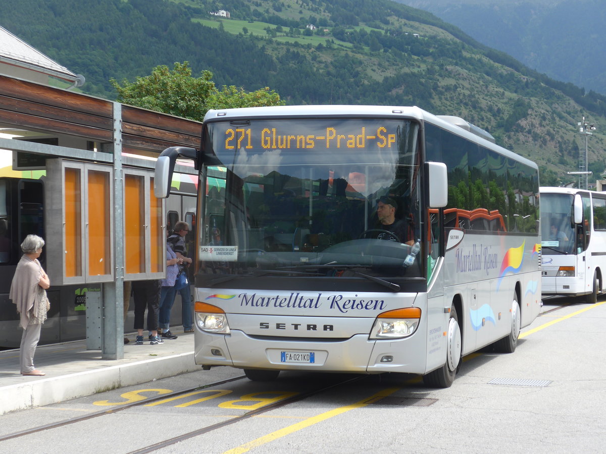 (173'334) - Martelltal Reisen, Martell - FA-021 KD - Setra am 24. Juli 2016 beim Bahnhof Mals