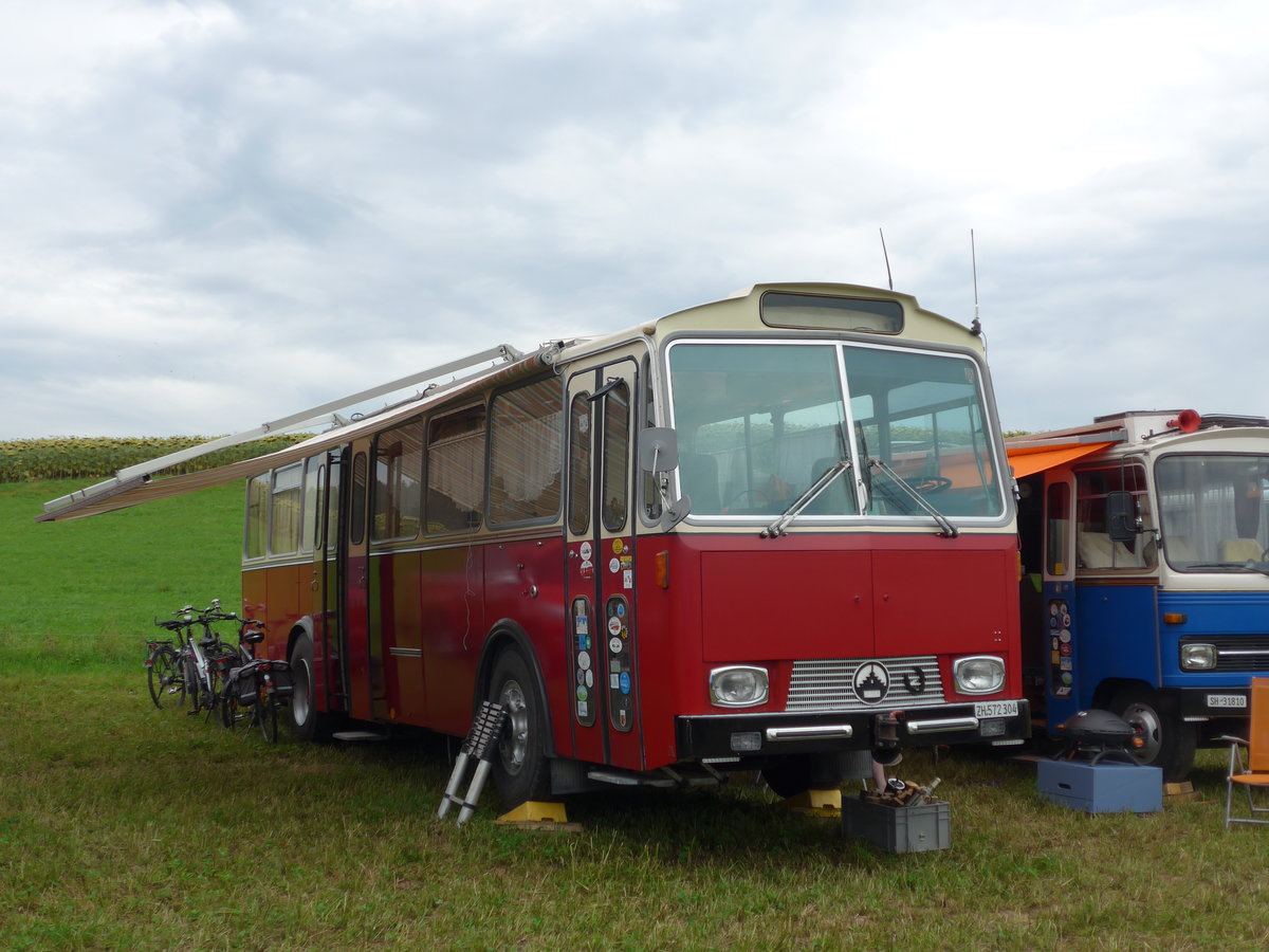 (174'018) - Aus der Schweiz: Niederer F., Langwiesen - ZH 572'304 - Saurer/Tscher (ex Solr+Fontana, Ilanz) am 20. August 2016 in Bsingen, Bahnhof