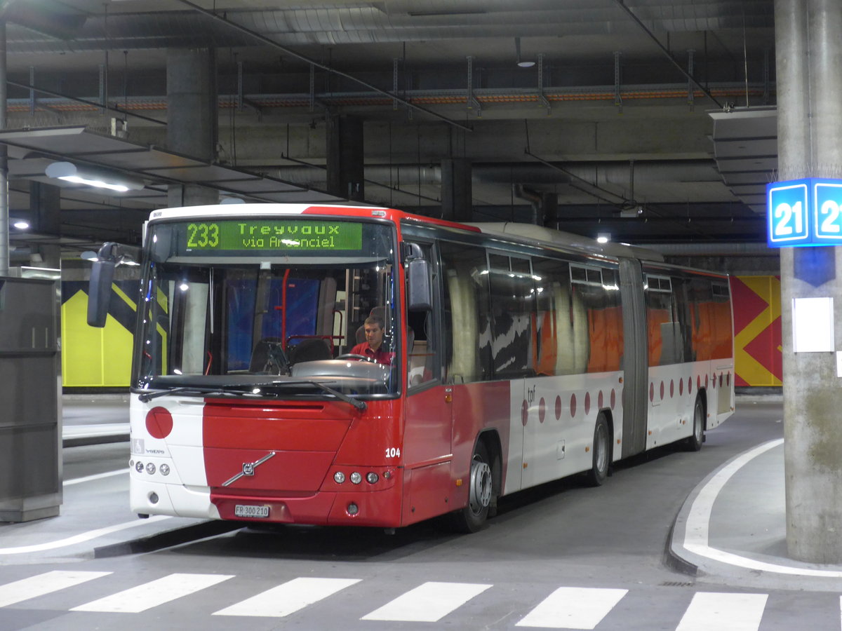 (174'309) - TPF Fribourg - Nr. 104/FR 300'210 - Volvo am 28. August 2016 in Fribourg, Busbahnhof