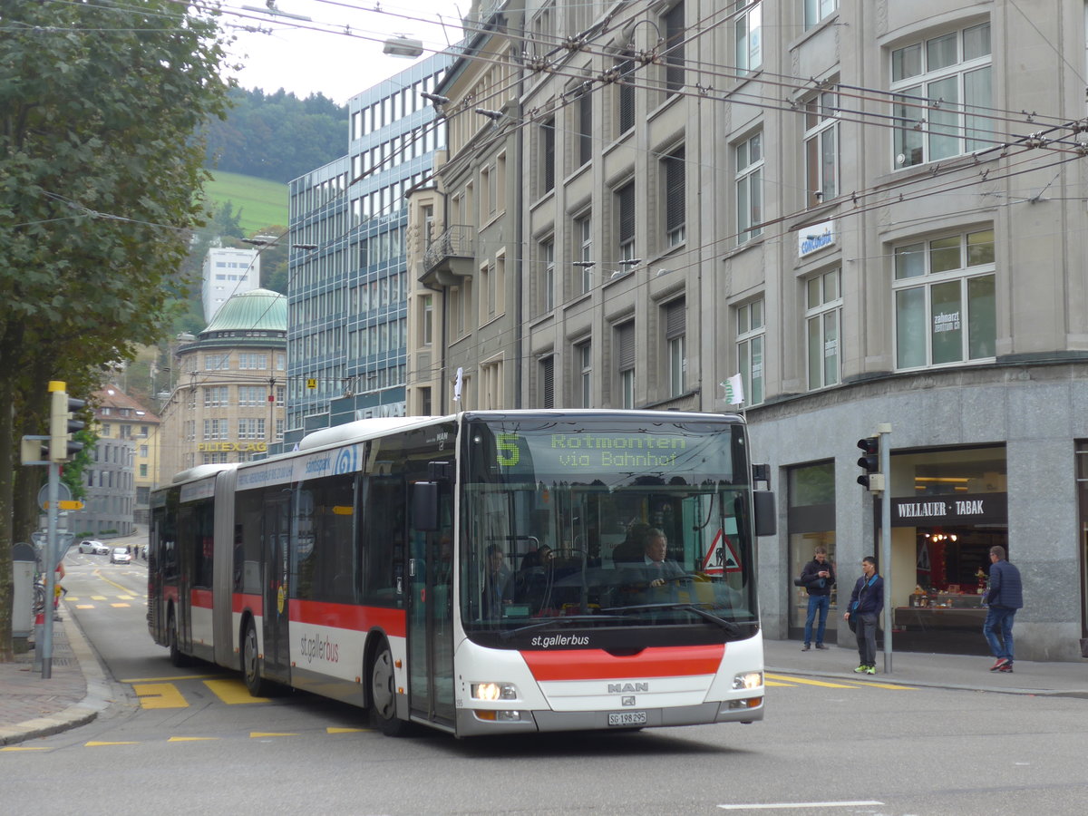 (175'637) - St. Gallerbus, St. Gallen - Nr. 295/SG 198'295 - MAN am 15. Oktober 2016 beim Bahnhof St. Gallen