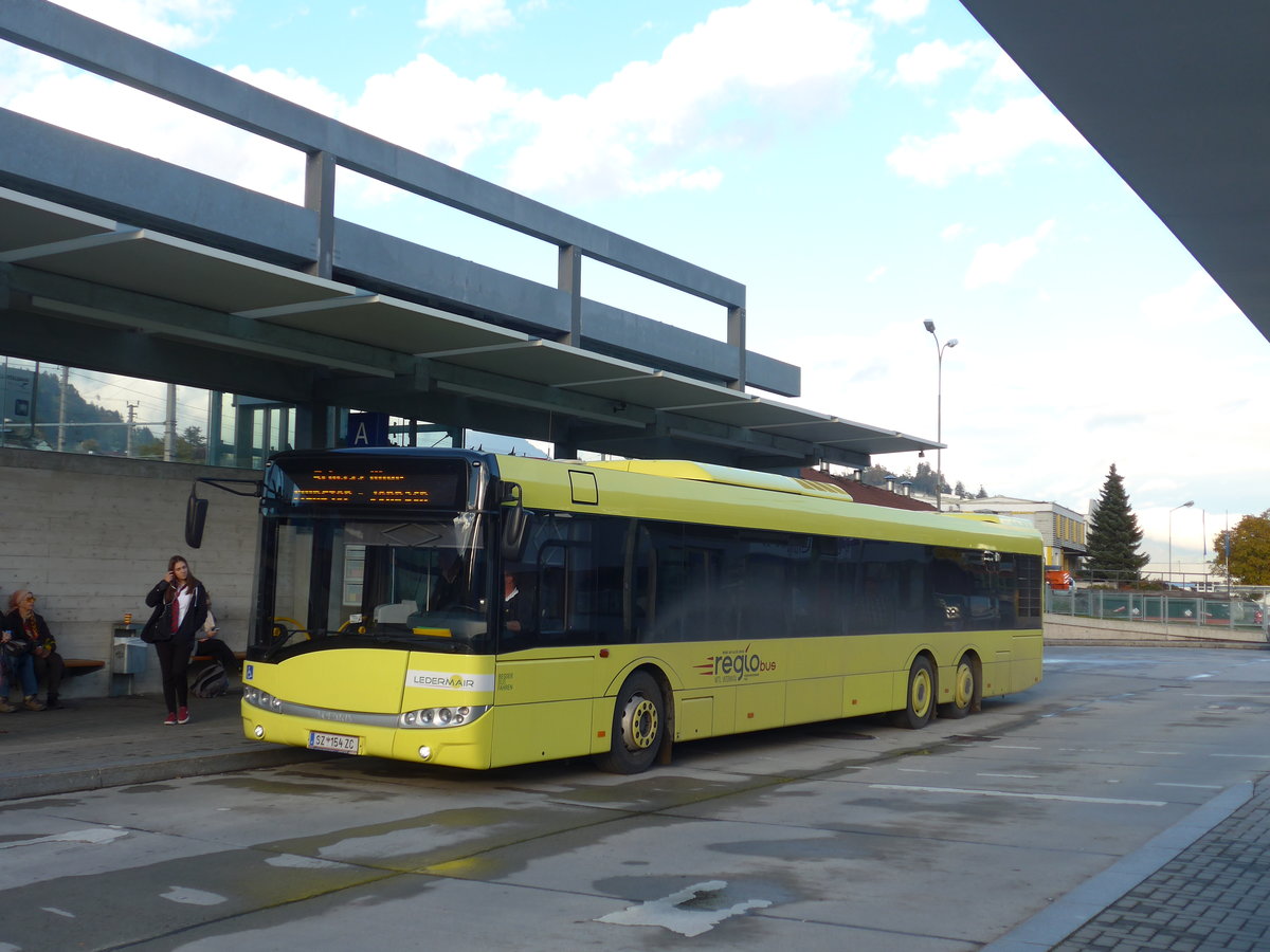 (175'880) - Ledermair, Schwarz - SZ 154 ZC - Solaris am 18. Oktober 2016 beim Bahnhof Jenbach